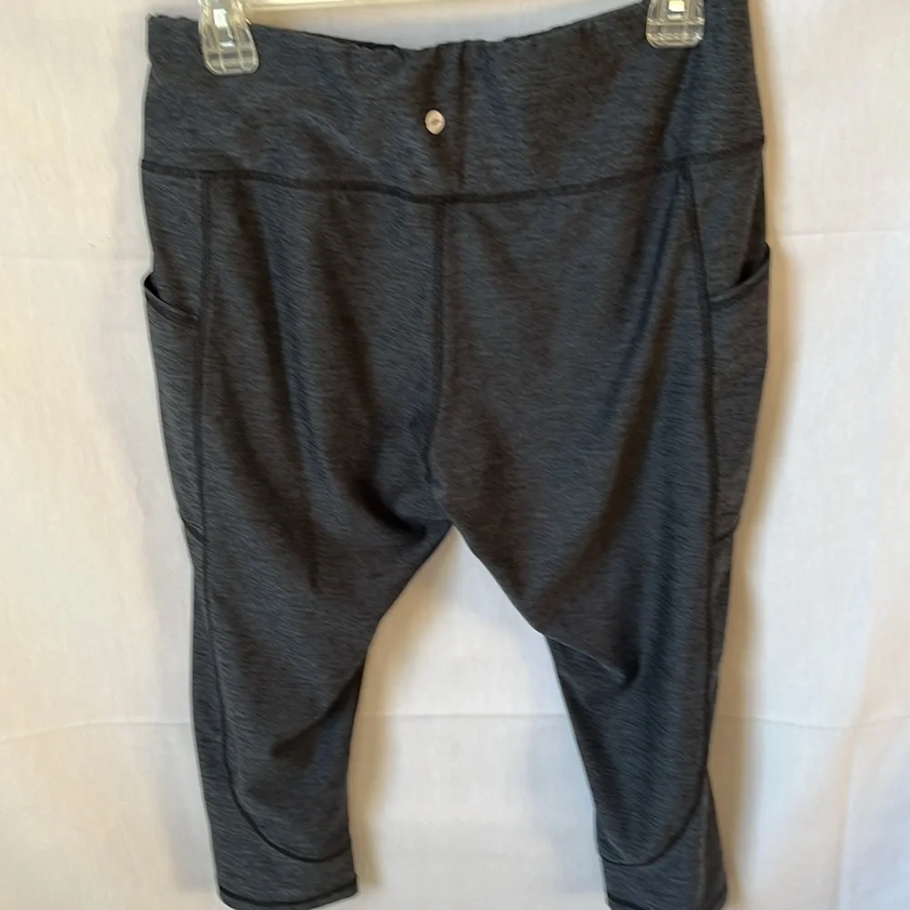 Avia Charcoal Gray Capri Leggings Women’s Size Large Side Pocket Athletic Yoga